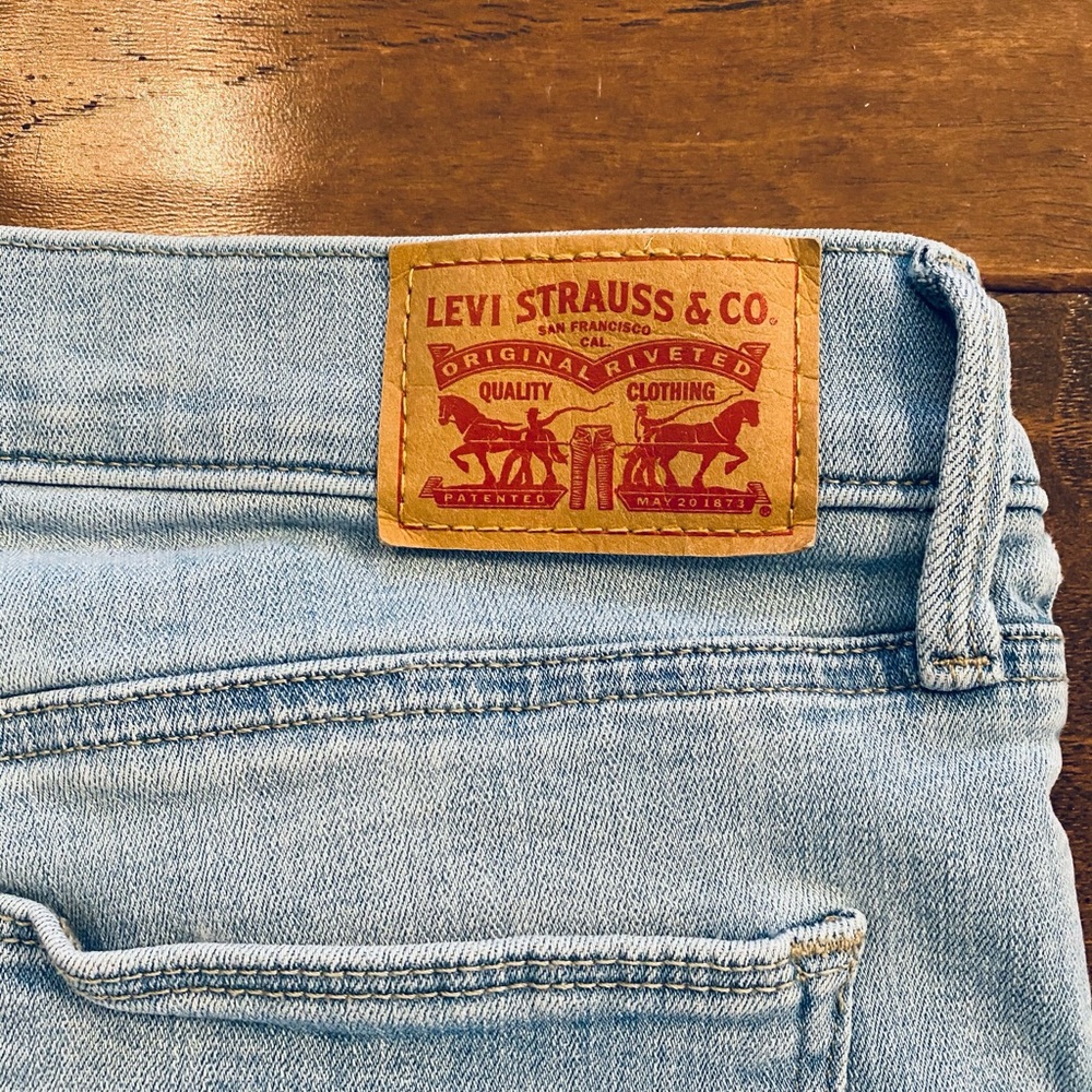 Levi’s Straight Leg Jeans